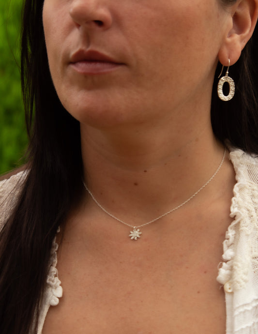Mini Daisy pendant necklace